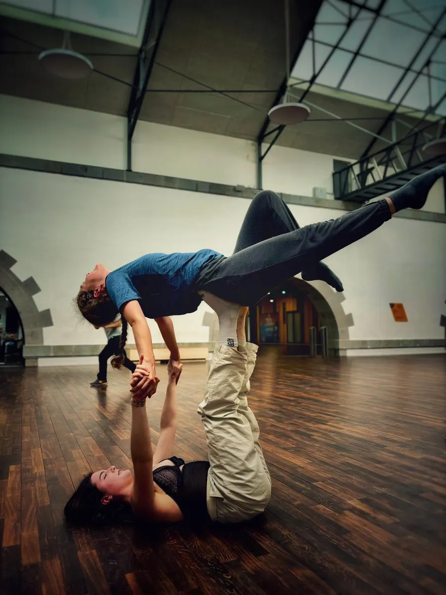 Akrobatický partnering — zdvíhačka v tanečnej sále